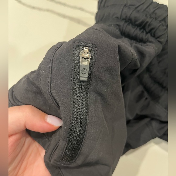 Lulu Lemon High-Rise Lined Short 3" - Picture 4 of 5